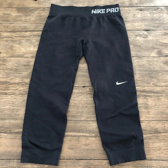 Nike Pro Womens XS Black Running Tights Cropped Pants Ventilated Dri Fit Workout - Picture 1 of 3